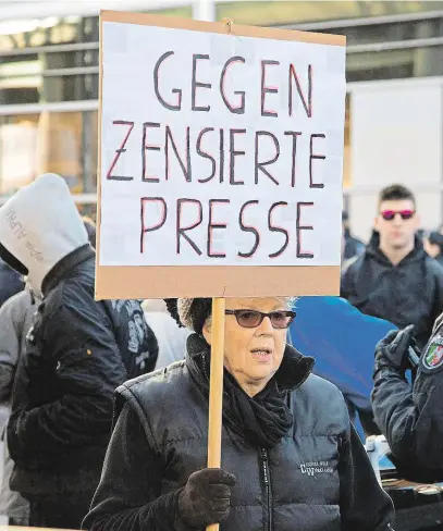  ?? Po silvestrov­ských útocích se 9. ledna v Kolíně nad Rýnem demonstrov­alo i proti omezování médií.
FOTO PROFIMEDIA ?? Cenzuru nechceme.