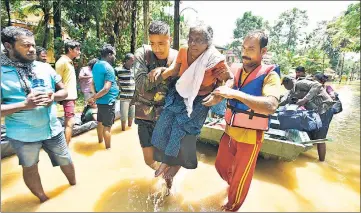  ?? RAJ K RAJ/HT ?? Army and rescue personnel evacuate residents of floodhit Alappuzha district in Kerala on Sunday.