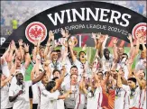  ?? AFP ?? Eintracht players celebrate with the trophy in Seville.