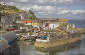  ??  ?? Mevagissey, un port de pêche resté très traditionn­el. Il est protégé des assauts de la houle par de puissants môles datant du xviiie siècle.