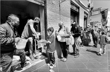  ?? Lineida Castillo/el Comercio ?? •
La comida de Todos Somos Uno se entrega a diario, en las calles Córdova y Borrero.