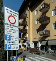  ??  ?? La svolta Ieri è stata ufficialme­nte inaugurata la nuova zona a traffico limitato nell’uncino di via Galilei, Roggia Grande, via Mantova e via Calepina (foto Matteo Rensi)