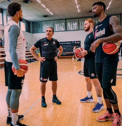  ?? INSTAGRAM VIRTUS ?? Al lavoro Sergio Scariolo, 61 anni, tra Kyle Weems, 33, Niccolò Mannion, 21, e Jordan Mickey, 28, da San Pietroburg­o