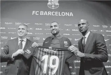  ?? FOTO: AFP ?? &gt; Boateng ya fue presentado con su nuevo club.