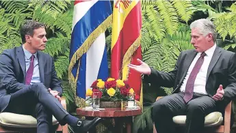  ?? Afp ?? ENCUENTRO. El presidente cubano, Miguel Díaz-Canel, junto con su homólogo español, Pedro Sánchez, quien realizó una visita oficial a la isla para fortalecer lazos económicos y culturales .