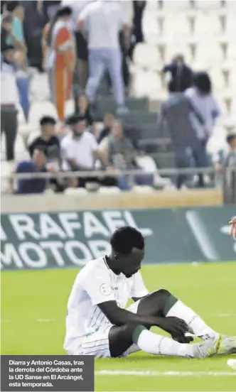  ?? ?? Diarra y Antonio Casas, tras la derrota del Córdoba ante la UD Sanse en El Arcángel, esta temporada.