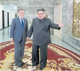  ?? EFE ?? Juntos. El presidente de Corea del Sur, Moon, y el líder norcoreano.