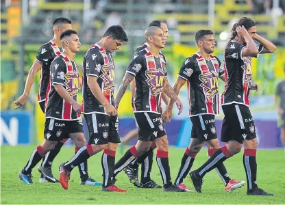  ?? Fotobaires ?? Vismara encabeza la fila de los jugadores de Chacarita yéndose cabizbajos