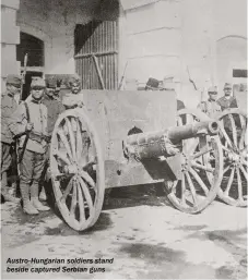  ??  ?? Austro-hungarian soldiers stand beside captured Serbian guns