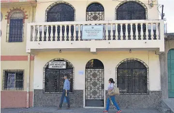  ??  ?? Esperan solventar. La anterior encargada de la biblioteca pública en San Vicente fue trasladada por amenazas de pandillero­s y se congeló su plaza, lo que obligó a cerrar el local.