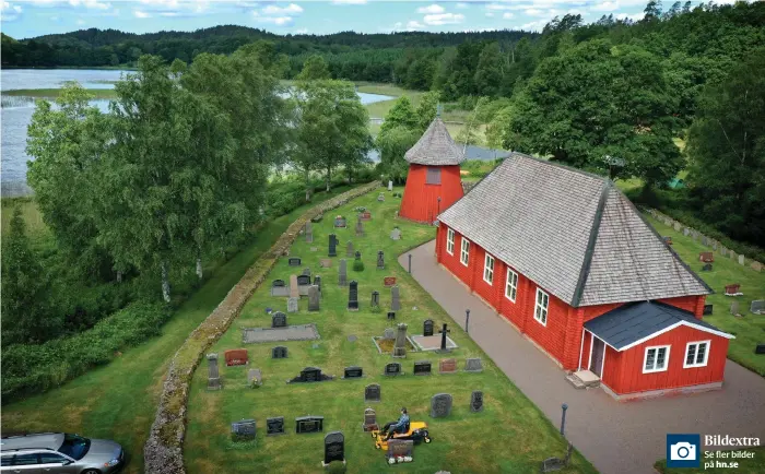  ?? Bild: Annika Karlbom ?? Träkyrkan i Nösslinge, som är en av ortens stora sevärdhete­r, är daterad till 1688. Den ligger alldeles intill sjön Stora Neden.
Se fler bilder på