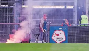  ?? KEYSTONE ?? Beim Spiel zwischen dem FCB und dem FCZ wurden Pyros aufs Spielfeld geworfen.