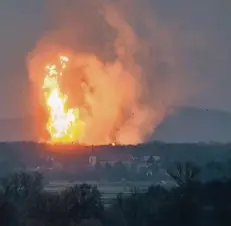  ?? FOTO: RTR ?? Eine Feuersäule steht nach der Explosion über der Gasanlage in der österreich­ischen Stadt Baumgarten.