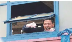  ?? FOTO: JANE BARLOW/AP ?? Schrei vor Glück: Rangers-Manager Steven Gerrard jubelt aus dem Kabinenfen­ster den Fans nach dem Gewinn des Meistertit­els zu.