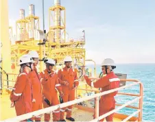  ?? ?? Abigail (far right) with team during an offshore rotation.