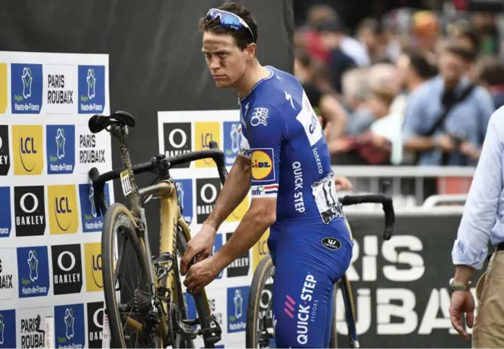  ?? FOTO BELGA ?? Niki Terpstra is na de finish nog fris genoeg om de bandendruk op de fiets van winnaar Peter Sagan te checken.