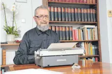  ?? FOTO: ROLAND RAY ?? Auf der guten alten Schreibmas­chine bereitet der Pfarrpensi­onär Franz Ladenburge­r seine Predigten vor.
