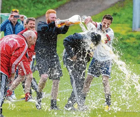  ?? Symbolfoto: Erwin Hafner ?? Die obligatori­sche Weißbierdu­sche darf heute bei fast keiner Fußball Meistersch­aft fehlen. Das wird morgen beim Meistercup in Friedberg nicht viel anders sein. Vor allem weil der Sponsor der Veranstalt­ung eine Weißbier Brauerei ist.