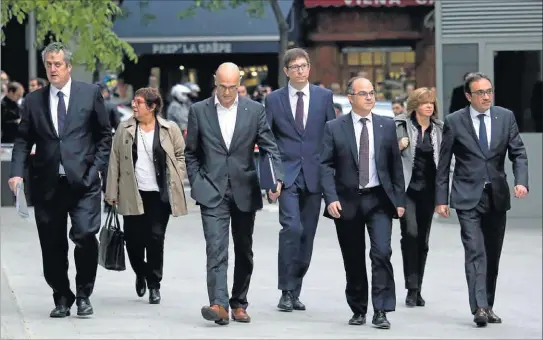  ?? OLMO CALVO ?? De izquierda a derecha, los ex consejeros nacionalis­tas catalanes Joaquim Forn, Dolors Bassa, Raül Romeva, Carles Mundó, Jordi Turull, Meritxel Serret y Josep Rull, el pasado 2 de noviembre, el día que el Tribunal Supremo ordenó su entrada en prisión.