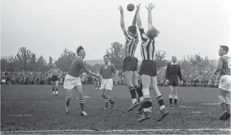  ?? FOTO: ADOLF CASTAGNE/DPA ?? Bernhard Kempa (li.) in Aktion, aber noch ohne Trick. Im zweiten Spiel um die Handballme­isterschaf­t siegte Frisch Auf 1954 dank neun Kempa-Toren.