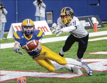  ?? MARC PENDLETON / STAFF ?? Flyers receiver Nick Tangeman had two TD catches as Marion Local defeated Kirtland 34-11 to win a D-VI high school football state title at Canton on Saturday.