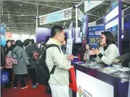  ?? XU LIN / CHINA DAILY ?? The China Internatio­nal Education Exhibition Tour draws a big crowd of visitors in Beijing on Saturday.