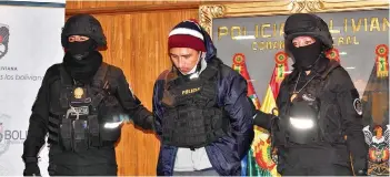  ?? APG ?? Agentes de la Policía boliviana presentan al presunto autor de un feminicidi­o.