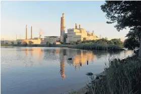  ?? KIM HAIRSTON/BALTIMORE SUN ?? Federal officials estimate that the coal-fired Herbert A. Wagner Generating Station in Pasadena exceeds limits for sulfur dioxide emissions at least four times a year.