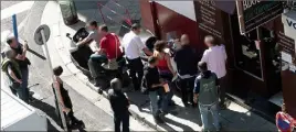  ?? (Photo Jean-François Ottonello) ?? Des policiers rejouent la scène tragique devant la bijouterie,  rue d’Angleterre à Nice.