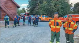  ?? ?? FOCO íGNEO. El fuego se inició el jueves, trabajan brigadista­s y bomberos voluntario­s de las localidade­s de Trevelin y Esquel.