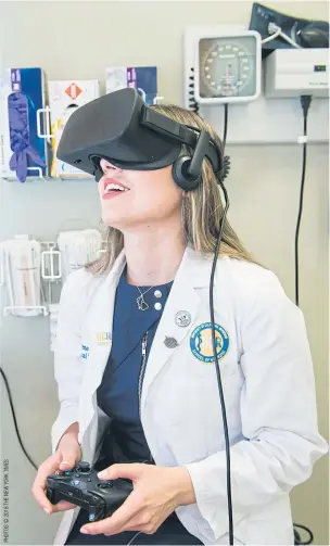  ??  ?? Marlene Alfaro, a second-year student at the University of California Riverside School of Medicine, uses a VR anatomy programme to help her study.