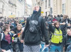 ??  ?? Alumnos protestan de rodillas y con las manos tras la cabeza, en solidarida­d con los estudiante­s detenidos durante las manifestac­iones en Francia.