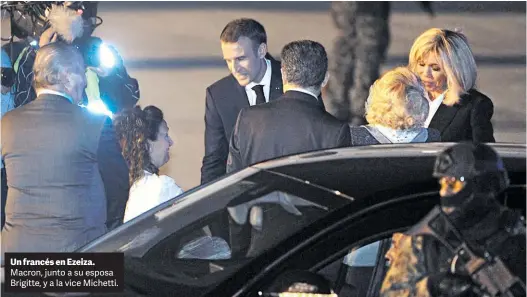  ?? JUANO TESONE ?? Un francés en Ezeiza. Macron, junto a su esposa Brigitte, y a la vice Michetti.