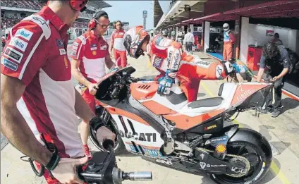  ?? FOTO: PEP MORATA ?? Andrea Dovizioso, durante el Gran Premio de Catalunya en el que el actual líder del campeonato se adjudicó el triunfo con su Ducati