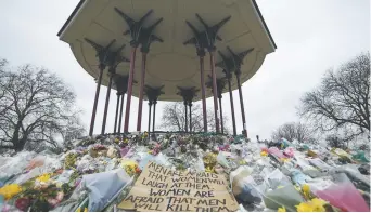  ??  ?? Des hommages floraux et des messages sont placés au kiosque à musique de Clapham Common, à Londres, à la mémoire de Sarah Everard. - Associated Press: Alberto Pezzali