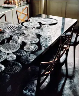  ??  ?? DANS LA SALLE À MANGER, sur une table de Carlo Scarpa entourée de chaises signées Osvaldo Borsani, une collection de coupes en cristal.