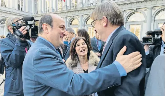  ?? EAJ-PNV ?? Andoni Ortuzar saluda al jefe de los liberales y demócratas europeos, Guy Verhofstad­t, ante la eurodiputa­da Izaskun Bilbao, ayer en Bruselas