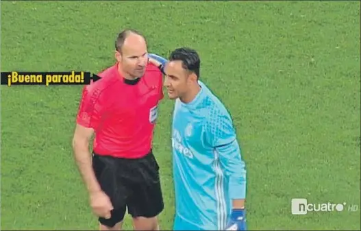  ?? CUATRO ?? La felicitaci­ón. Mateu Lahoz, que en la primera parte perdonó la expulsión de Keylor Navas, felicitó al portero madridista por una intervenci­ón decisiva en el tiempo añadido del partido contra el Betis, según reveló Cuatro