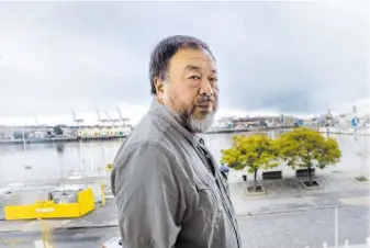  ?? DPA ?? Frente al Riachuelo. Weiwei busca familiariz­arse con la cultura local antes de la muestra.