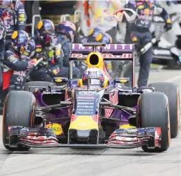  ??  ?? La Red Bull di Daniel Ricciardo esce dopo una sosta dai box al G.P. di Suzuka