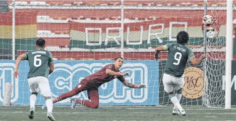  ?? /EFE. ?? Marcelo Martins Moreno (9), autor de uno de los goles bolivianos, se dio el lujo de fallar este penalti al minuto 60.