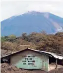  ?? AP ?? Al fondo, el ‘responsabl­e’ del desastre: el volcán de Fuego.