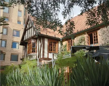  ??  ?? ESTILO. Construida en 1934 por dos arquitecto­s chilenos, la deslumbran­te casona estilo Tudor es la segunda sede del restaurant­e que por 15 años estuvo en la zona T de Bogotá.