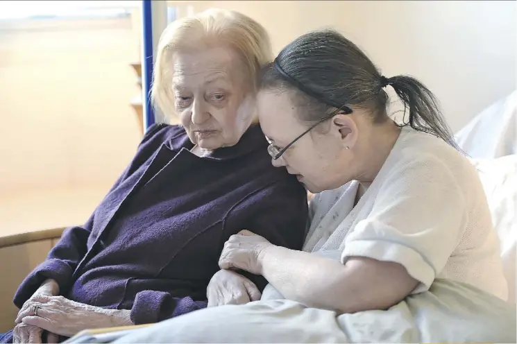  ?? ED KAISER ?? The 58-year-old Craig shares a tender moment with her 94-year-old mother and caregiver, Nora Craig, on Jan. 3.