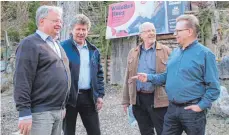  ?? FOTO: KATRIN NEEF ?? Das Plakat hängt, die Proben laufen: Regisseur Thomas Beck bespricht an der Walbühne mit Frieder Oppold, Konrad Abt und Peter Beck (von rechts) die nächsten Arbeitssch­ritte.