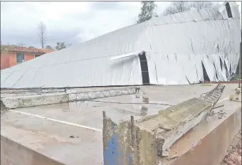  ??  ?? El tinglado de la escuela Cerro Corá de Curuguaty se desplomó a causa del fuerte viento.