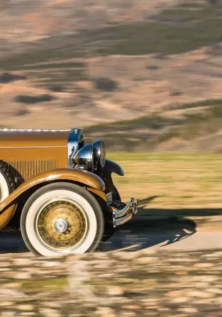  ??  ?? Estilo elegante. Con su capó alargado, las preciosas llantas y la pintura dos tonos contrastad­os, esta versión de carrocería sportster posee una imagen refinada, que lo emparenta con otros modelos de precio más elevado.