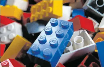  ?? FOTO: KARL-JOSEF HILDENBRAN­D/DPA ?? Ein Haufen Legosteine: Um damit Geld zu machen, sollten die Bausätze möglichst vollständi­g sein, aber auch einzelne Legofigure­n sind teilweise sehr wertvoll.