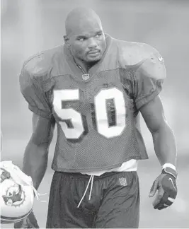  ?? MICHAEL LAUGHLIN/STAFF FILE PHOTO ?? Dwight Hollier played with the Miami Dolphins from 1992 to 1999. He finished his career with one year in Indianapol­is.