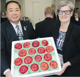  ??  ?? Morioka Mayor Hiroaki Tanifuji and Victoria Mayor Lisa Helps with apples.